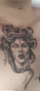 Tatuaje medusa en el pecho