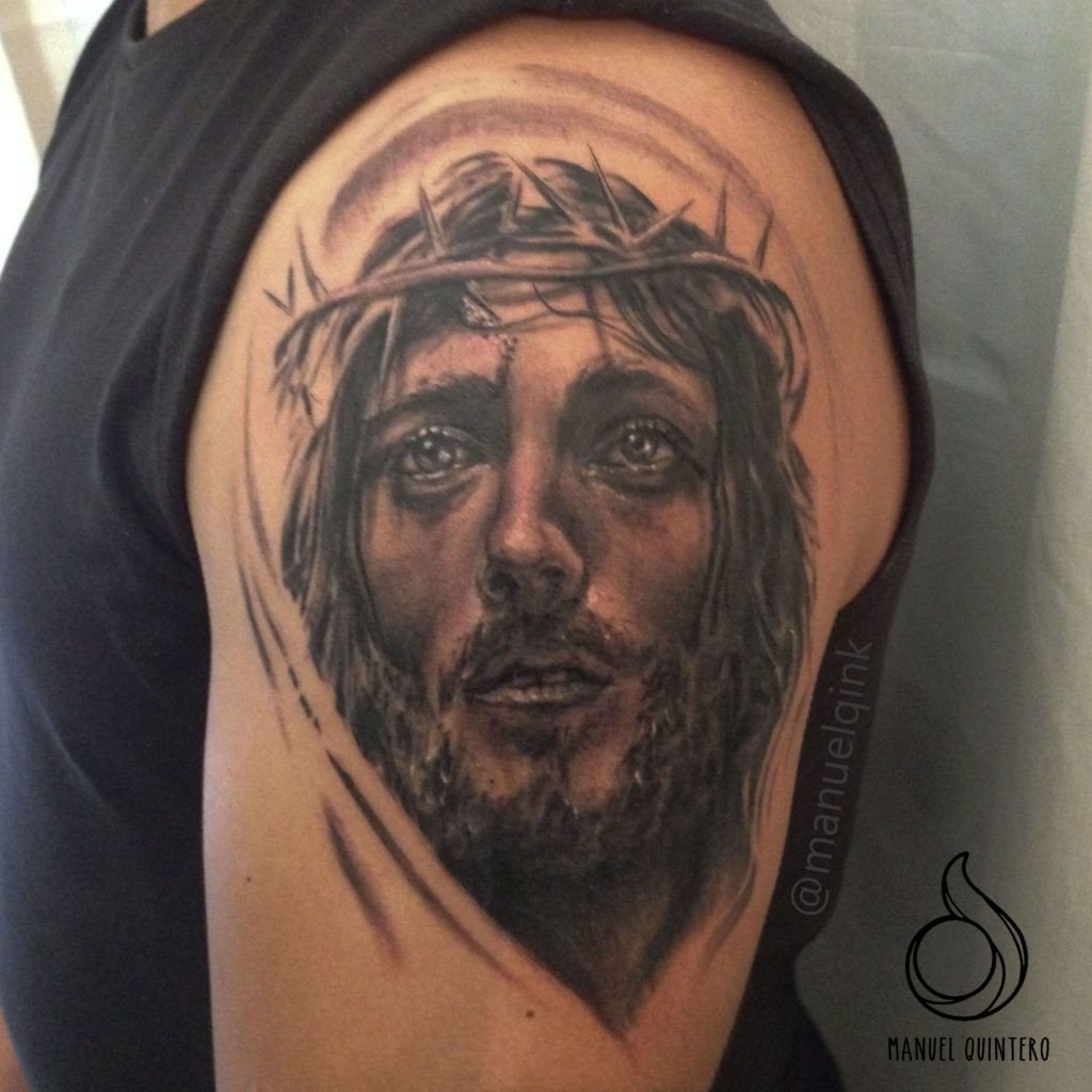 Tatuaje retrato de Jesús estilo realismo en el brazo