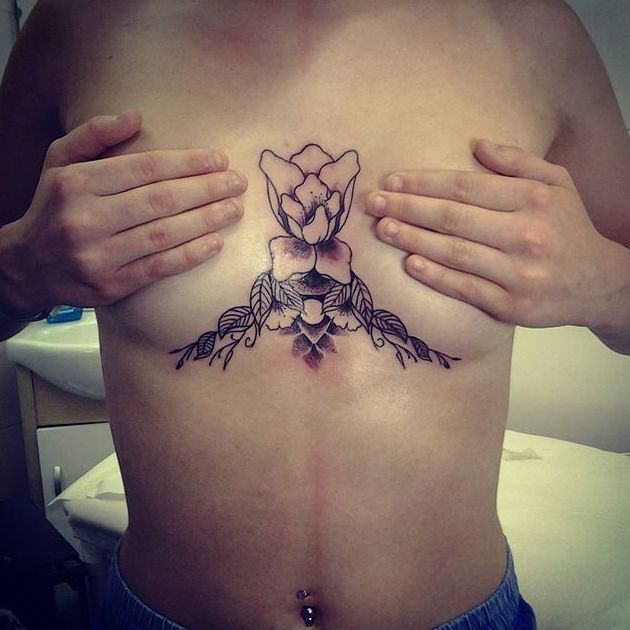 Tatuaje flor en el pecho para mujer