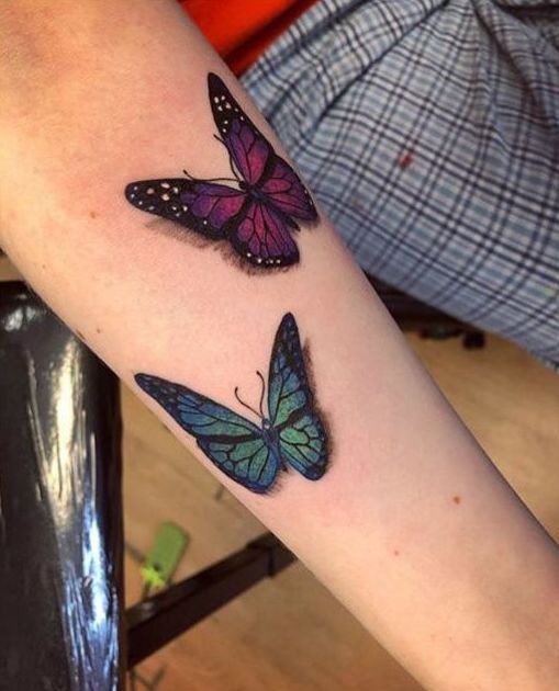 Tatuaje mariposa estilo realismo a color en el antebrazo