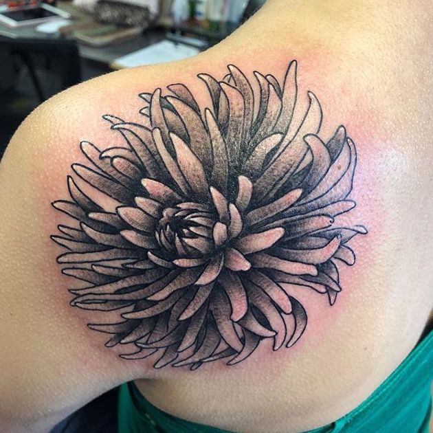Tatuaje flor en la espalda estilo realismo
