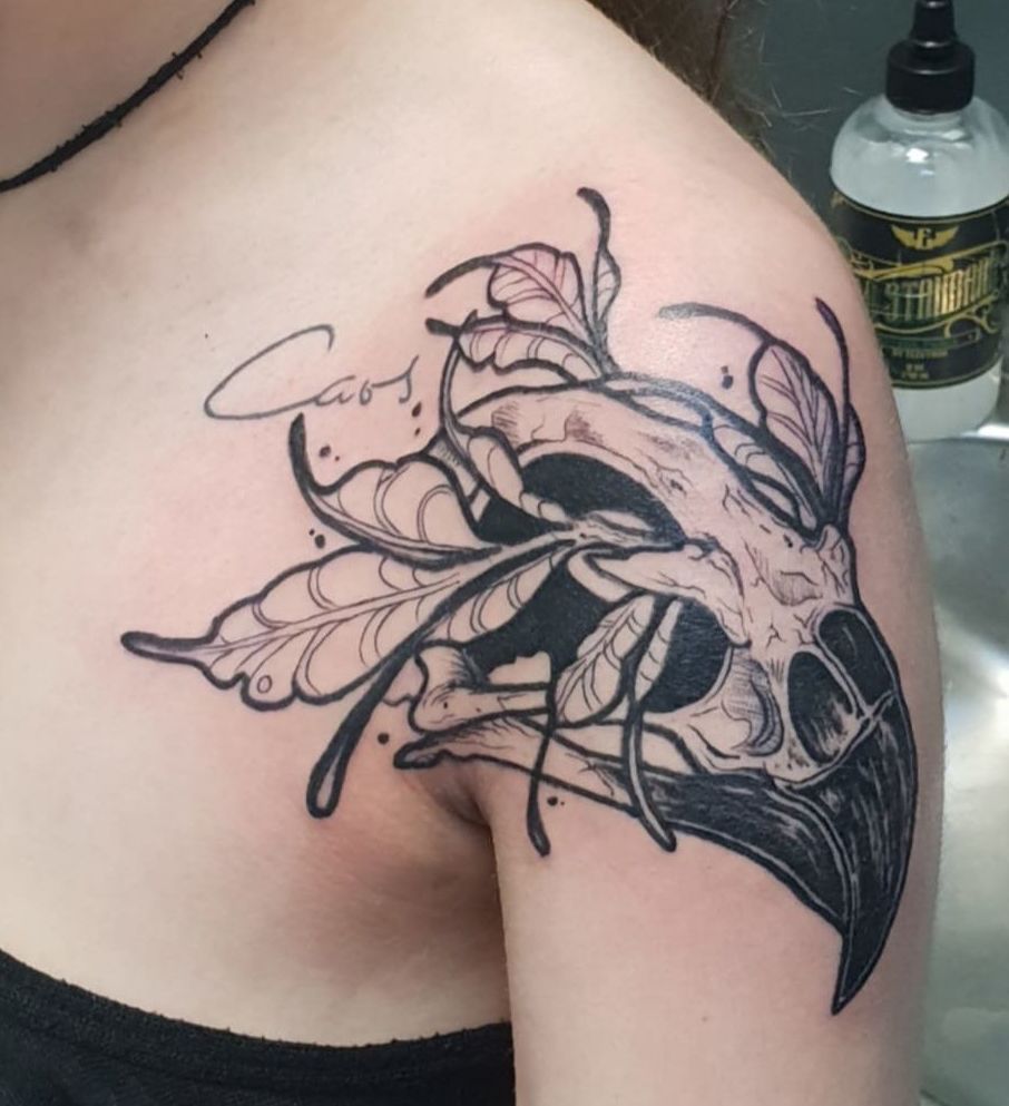 Tatuaje cráneo de cabra con hojas en el hombro
