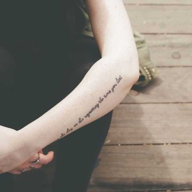 Tatuaje estilo lettering en el antebrazo