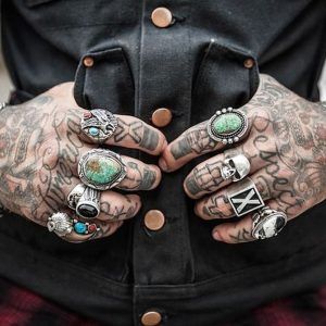 Manos super tatuadas