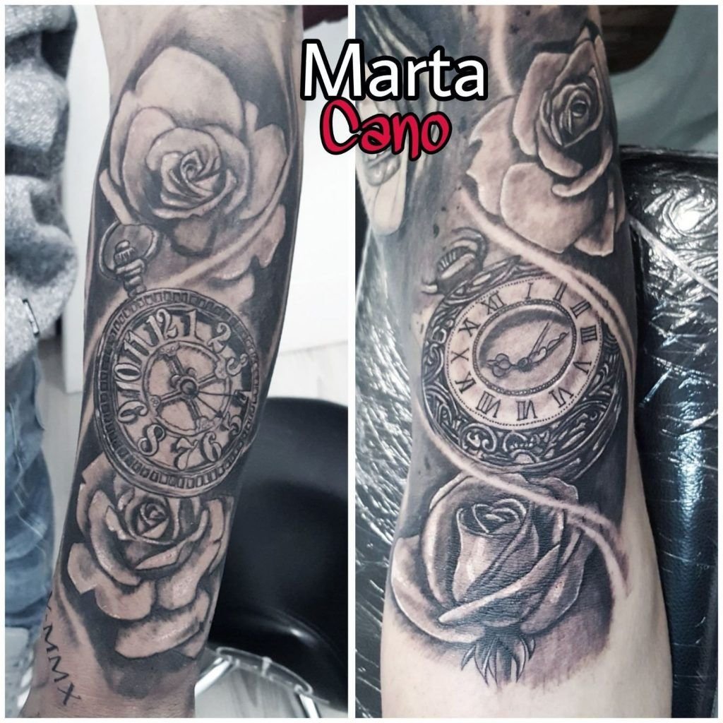 tatuaje realista de un reloj con rosas en el brazo