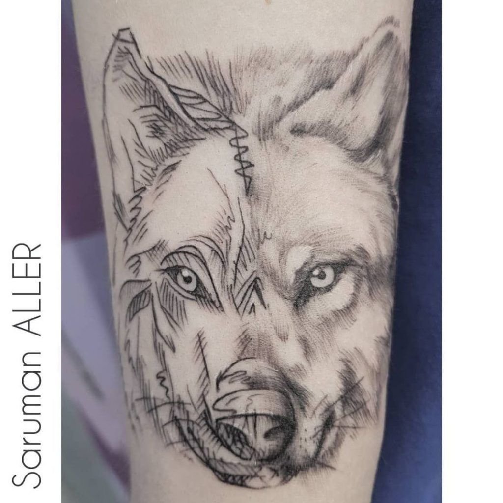 tatuaje minimalista de un lobo en el brazo