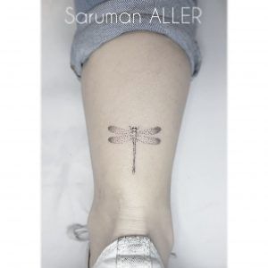tatuaje minimalista de libélula