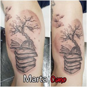 árbol shakura y libro en el brazo