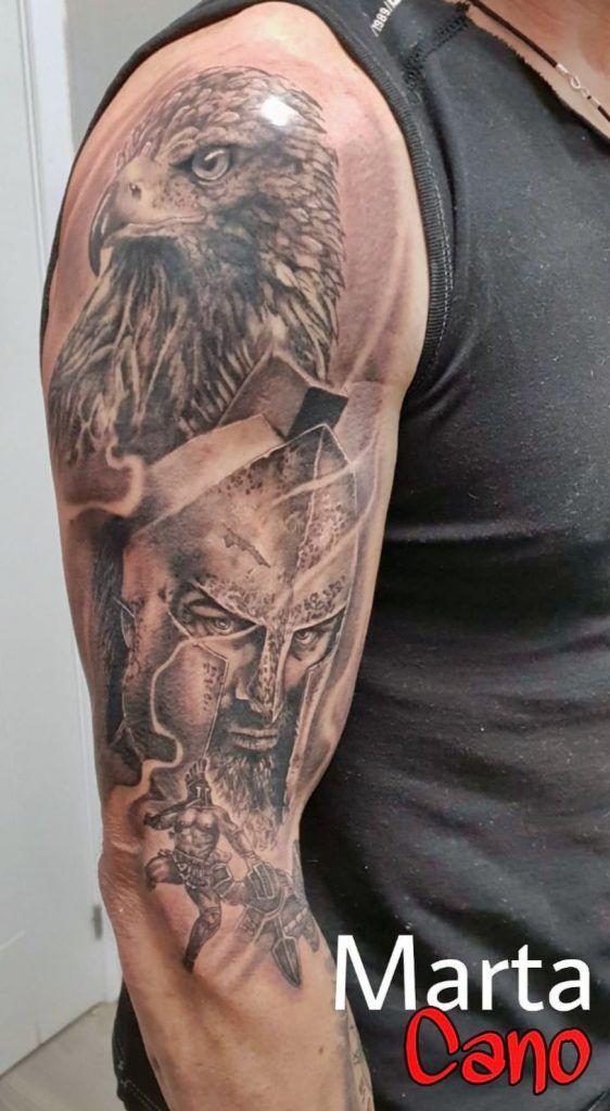 Tatuaje de un águila y guerreros spartacus estilo realismo en el brazo
