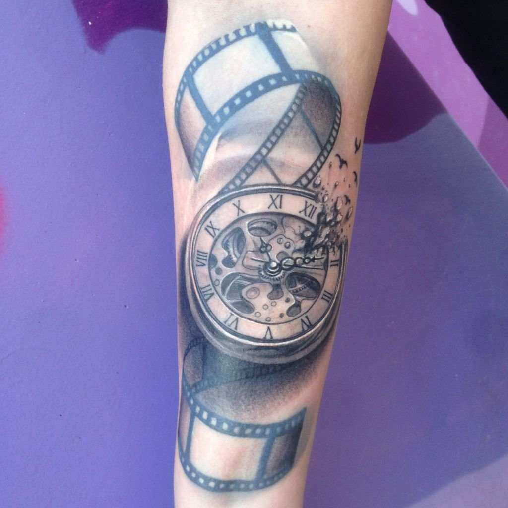 tatuaje realista de una brújula en el brazo