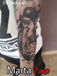 tatuaje realista de un hombre misterioso de gafas y sombrero