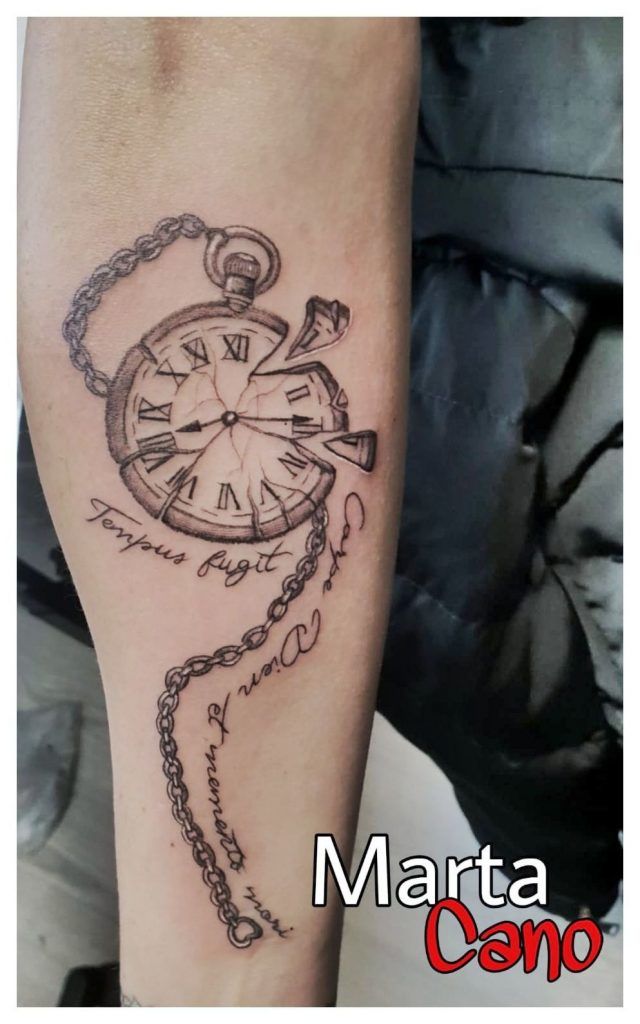 Tatuaje de un reloj rompiéndose en el antebrazo
