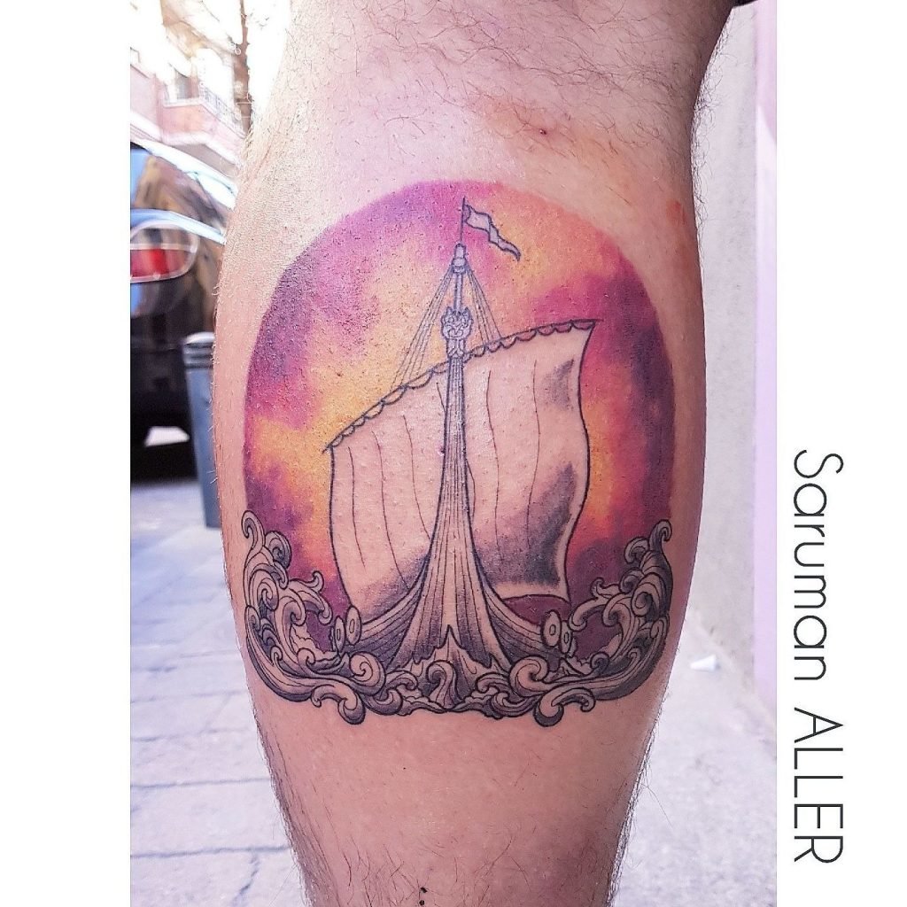 Tatuaje de un barco estilo old school en la pierna