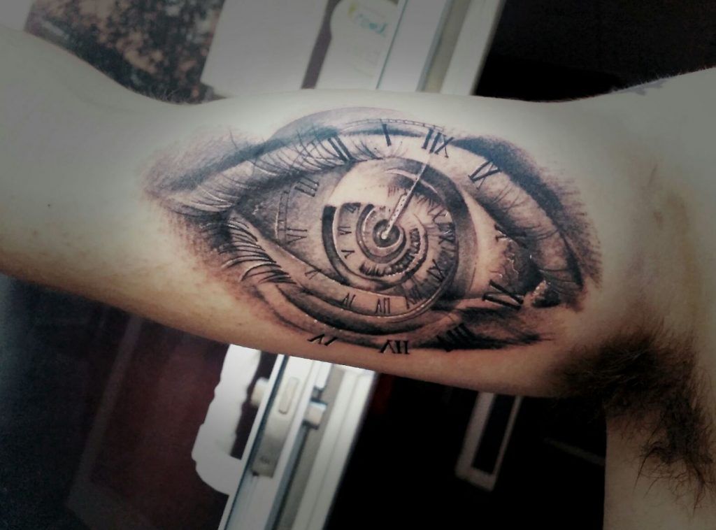 Tatuaje realista ojo reloj