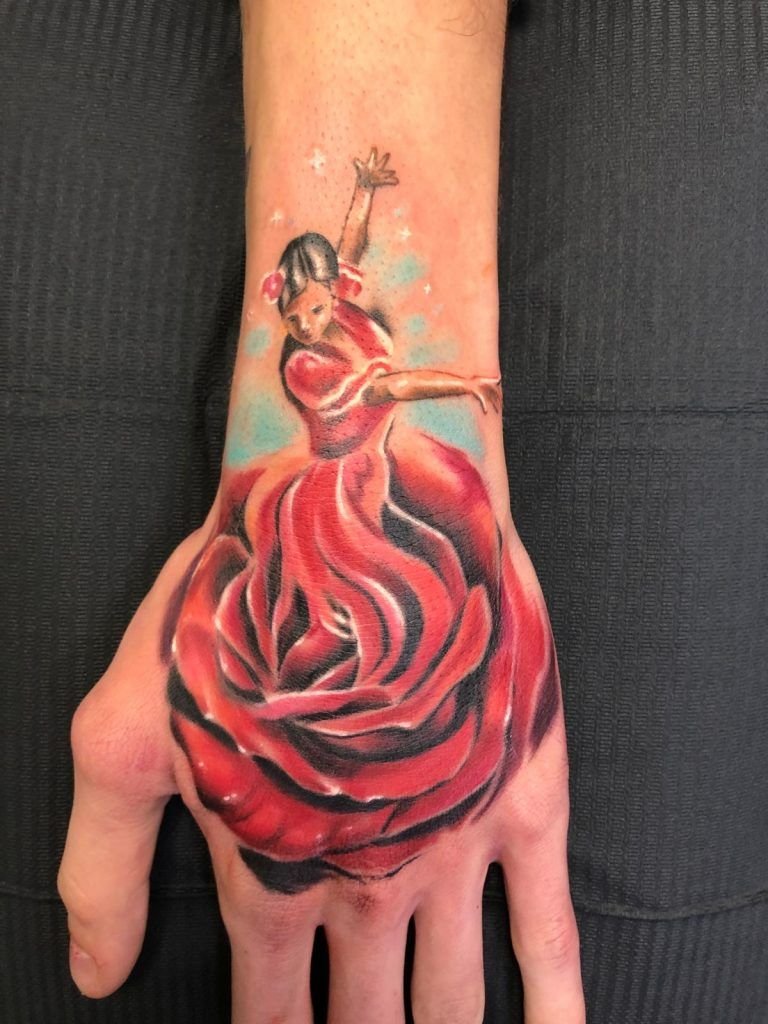 Tatuaje de una bailarina con una rosa de vestido en la mano
