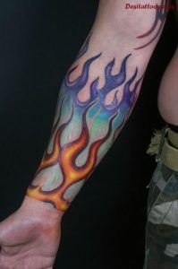 Llamas de fuego en el antebrazo