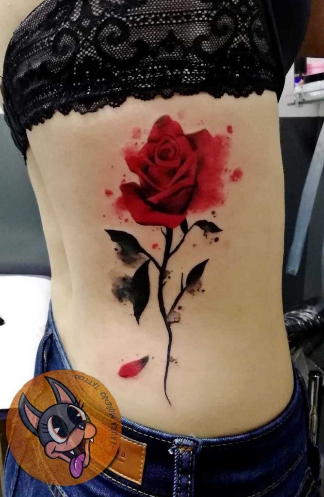Tatuaje flor estilo watercolor en las costillas