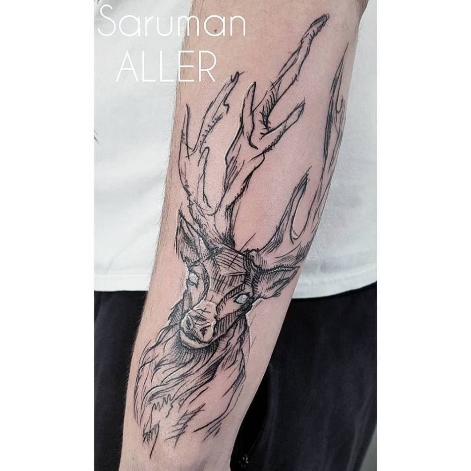 Tatuaje de un ciervo estilo minimalista con líneas finas en el antebrazo