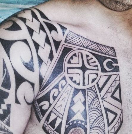 tatuajes mayas hombro pecho