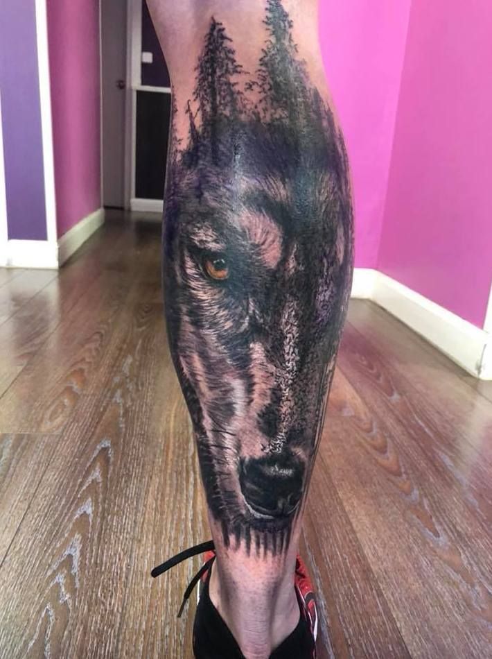 Tatuaje de un lobo estilo realismo en la pierna