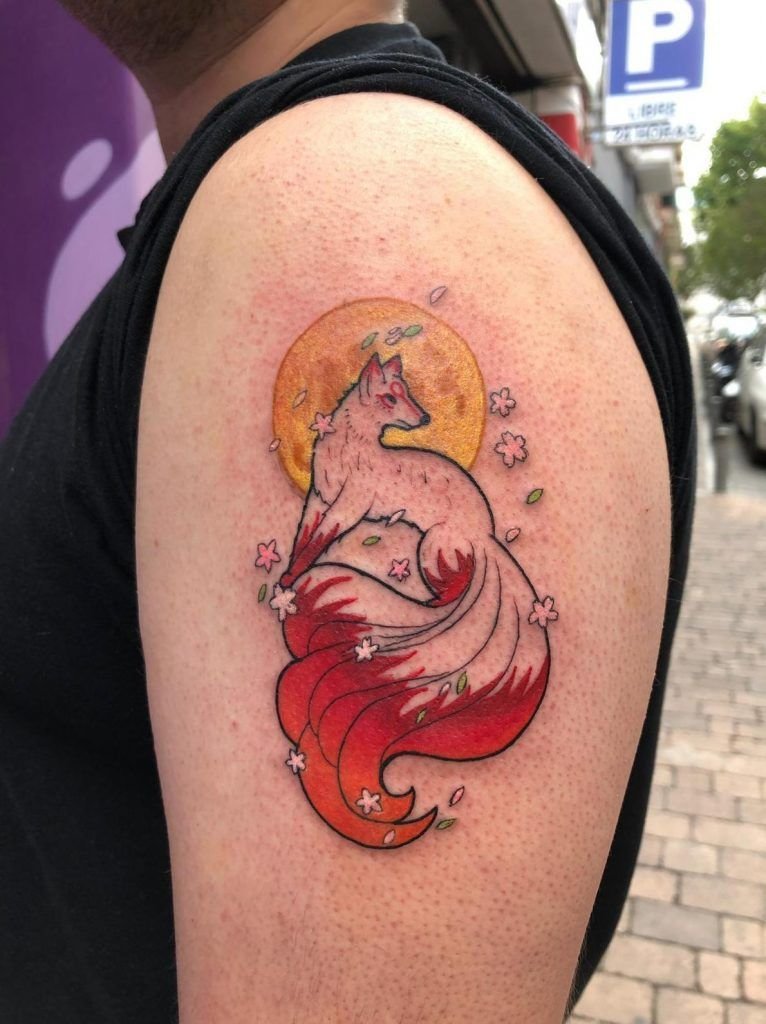 Tatuaje de un zorro con florecitas estilo minimalista en el brazo