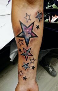 Tatuaje de estrellas en el antebrazo