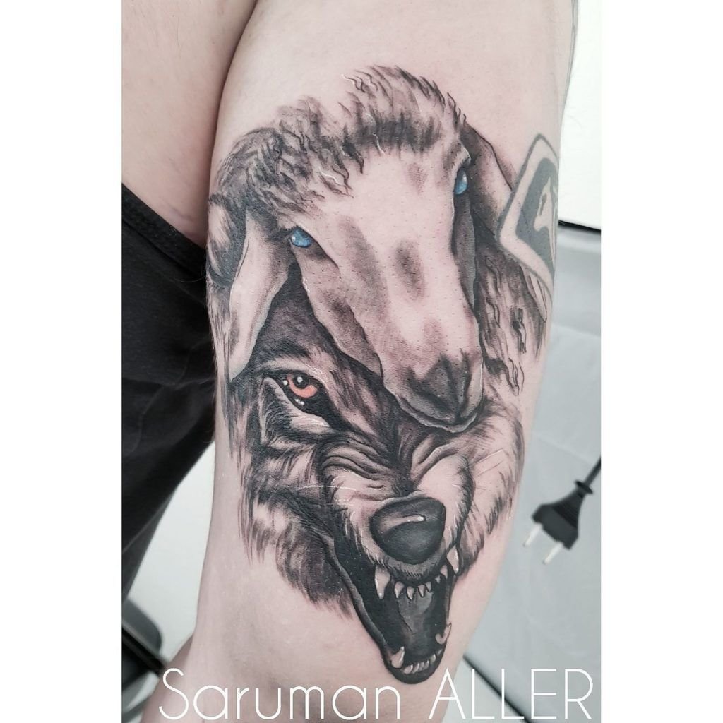 Tatuaje de un lobo y una oveja estilo realismo