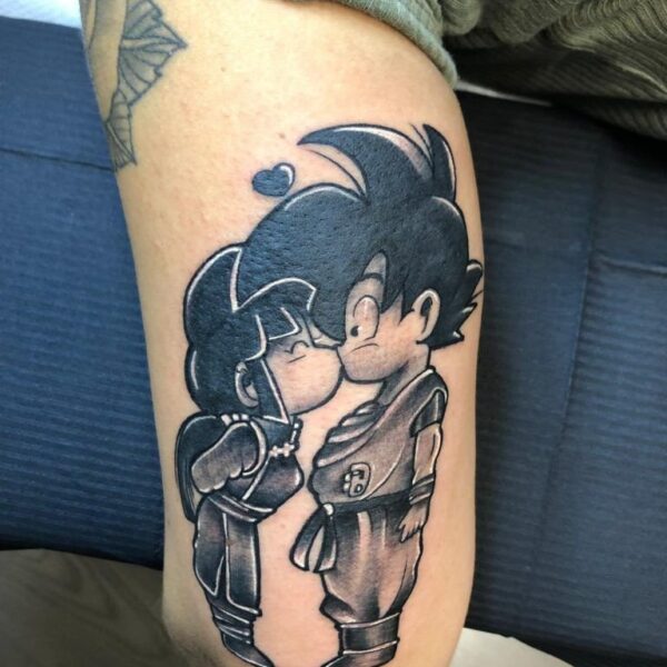 comic tattoo Tatuaje de dos personajes de Goku besándose estilo comic en la parte trasera del brazo