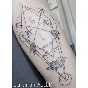 Tatuaje estilo minimalista con líneas finas