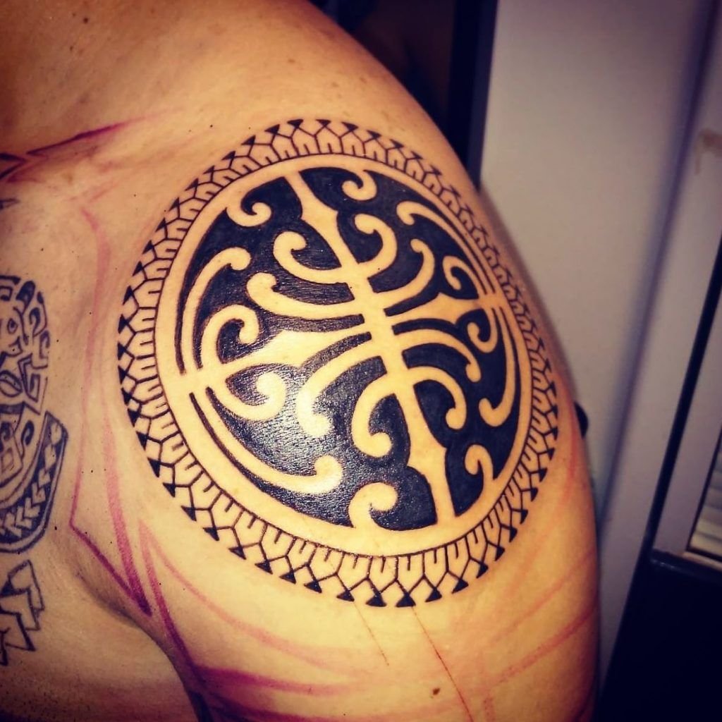 Tatuaje estilo maoríes en el hombro