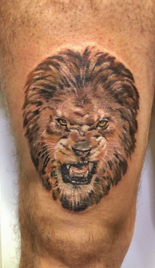 Tatuaje león en la pierna