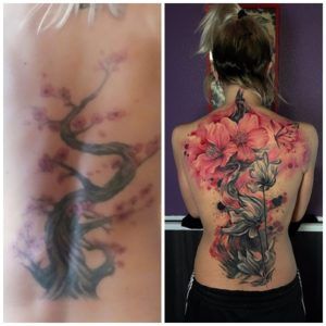 Tatuaje árbol floreciendo estilo tapado y restauración.