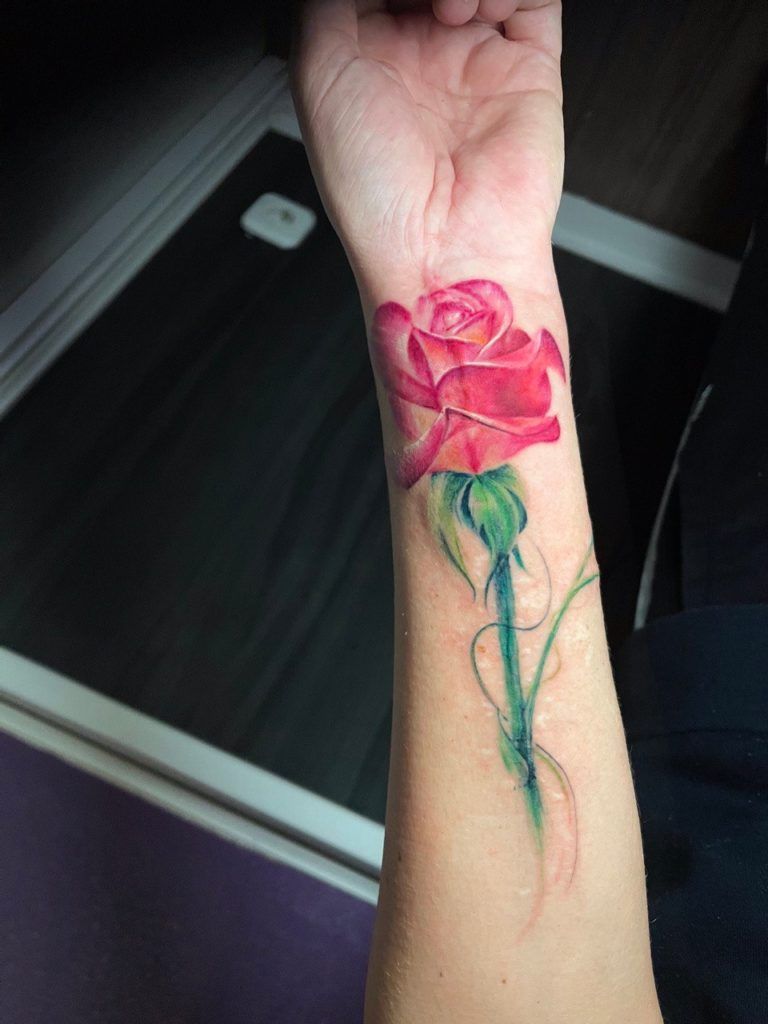 Tatuaje rosa estilo realismo a color