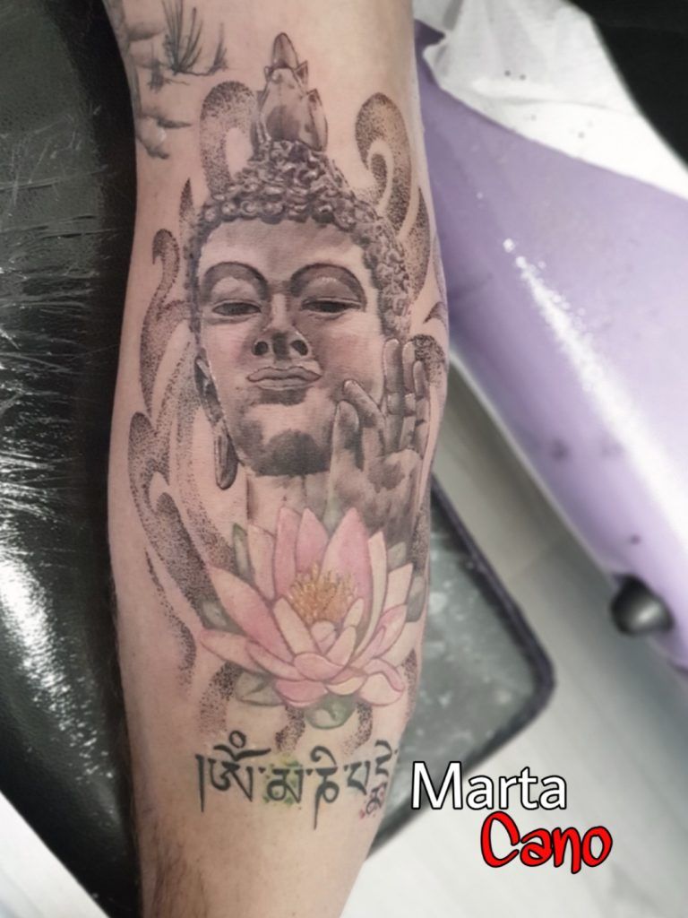 Tatuaje figura del budismo con flores estilo realismo en la pierna