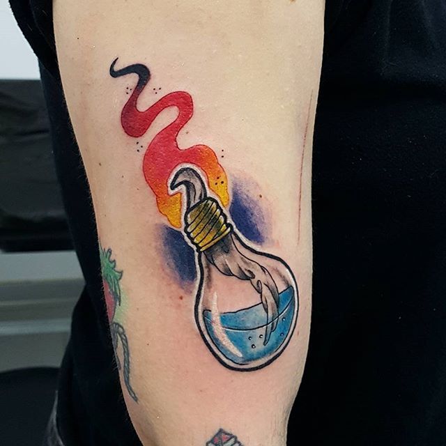 Tatuaje de una bombilla con agua y fuego en el exterior a color