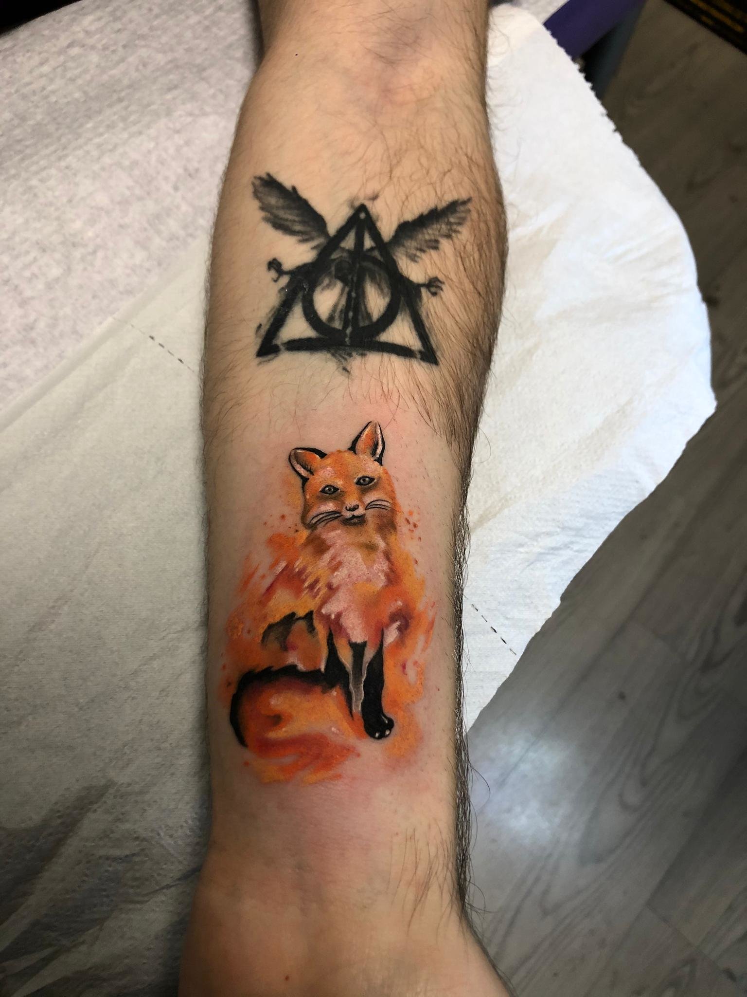 tatuaje reliquias de la muerte y zorro watercolor o acuarela