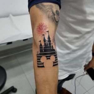 Tatuaje castillo Disney en el antebrazo estilo minimalista