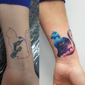 Tapado de tatuaje a color en la muñeca