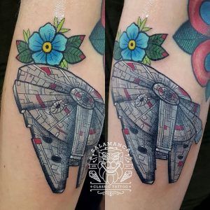 Tatuaje nave espacial el Halcón Milenario