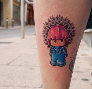 Tatuaje de una muñequita pinypon estilo realismo a color en la pierna