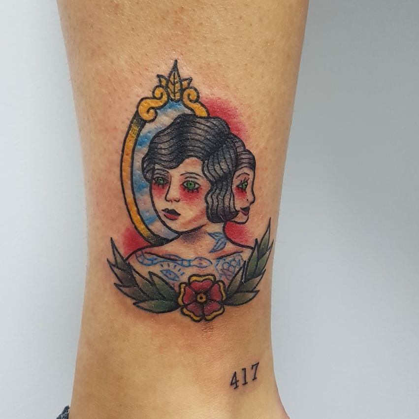 Tatuaje mujer mirándose en el espejo estilo old school en la pierna
