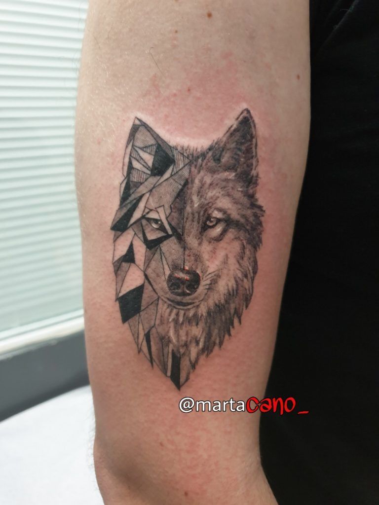 Tatuaje simétrico realista de un lobo en el brazo