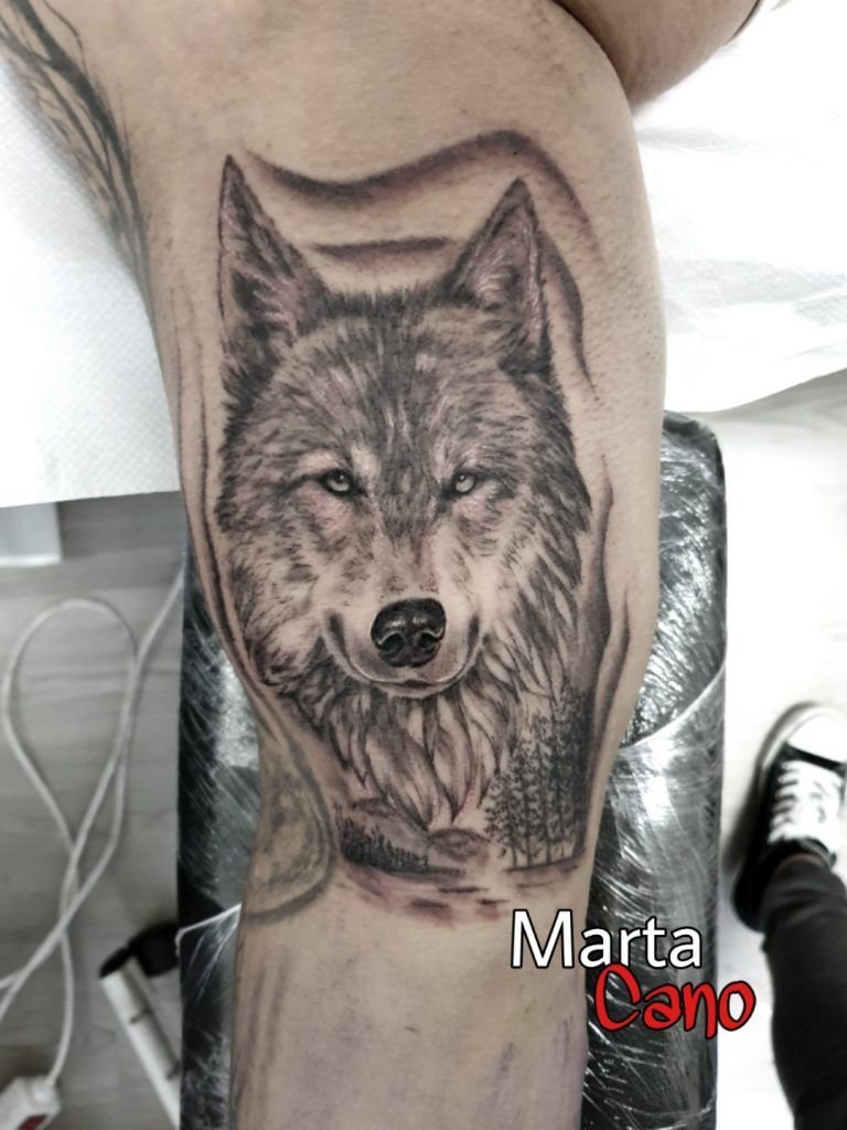 Tatuaje lobo en la pierna estilo realismo
