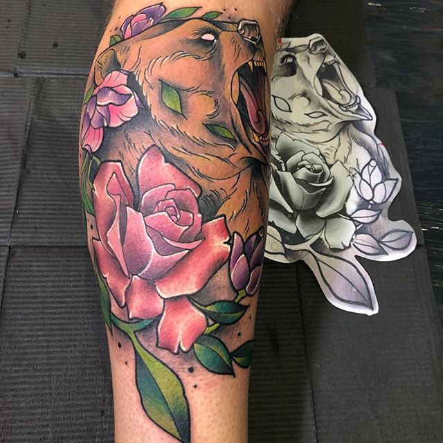 Tatuajes flores color con un oso