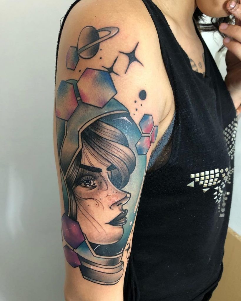 tatuaje neotradicional mujer astronauta en brazo