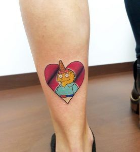 Tatuaje de un corazón con Ralph de los Simpson en el centro y con un helado en la cabeza a color
