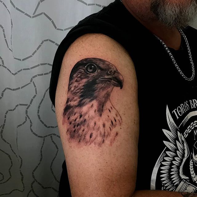 Tatuaje de una paloma estilo realismo en el brazo
