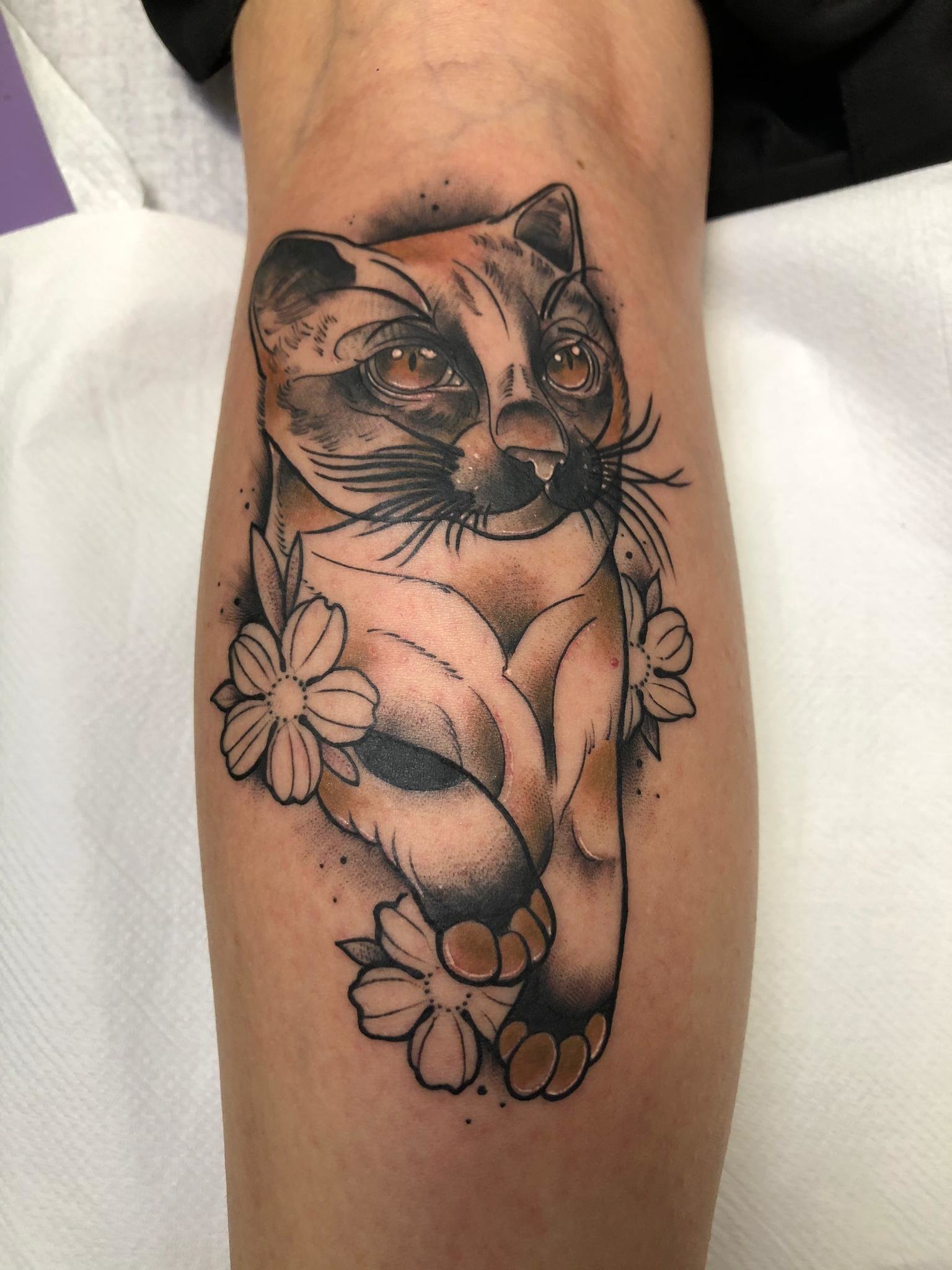 tatuaje realista de un lince en la parte gemela de la pierna