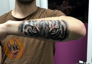 Tatuaje mirada de un tigre estilo realismo en el antebrazo
