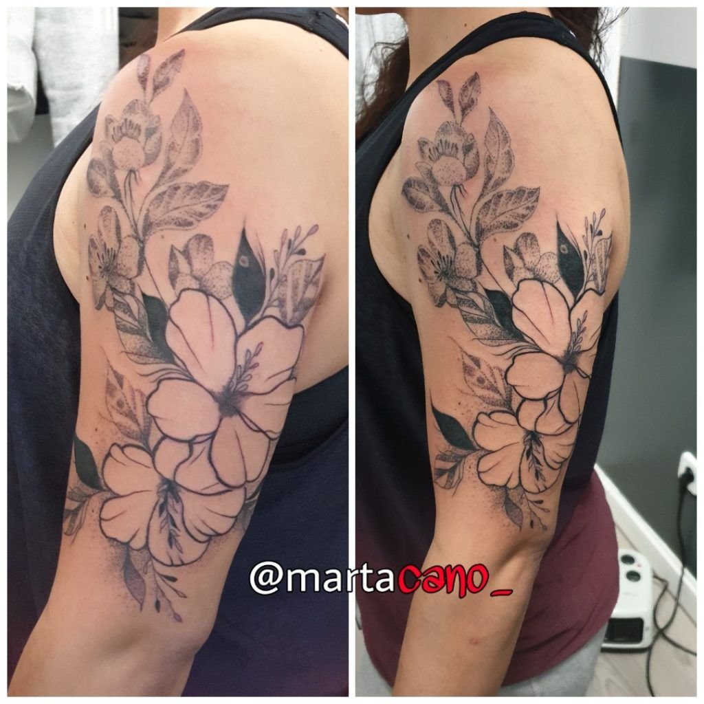 tatuaje minimalista de flores